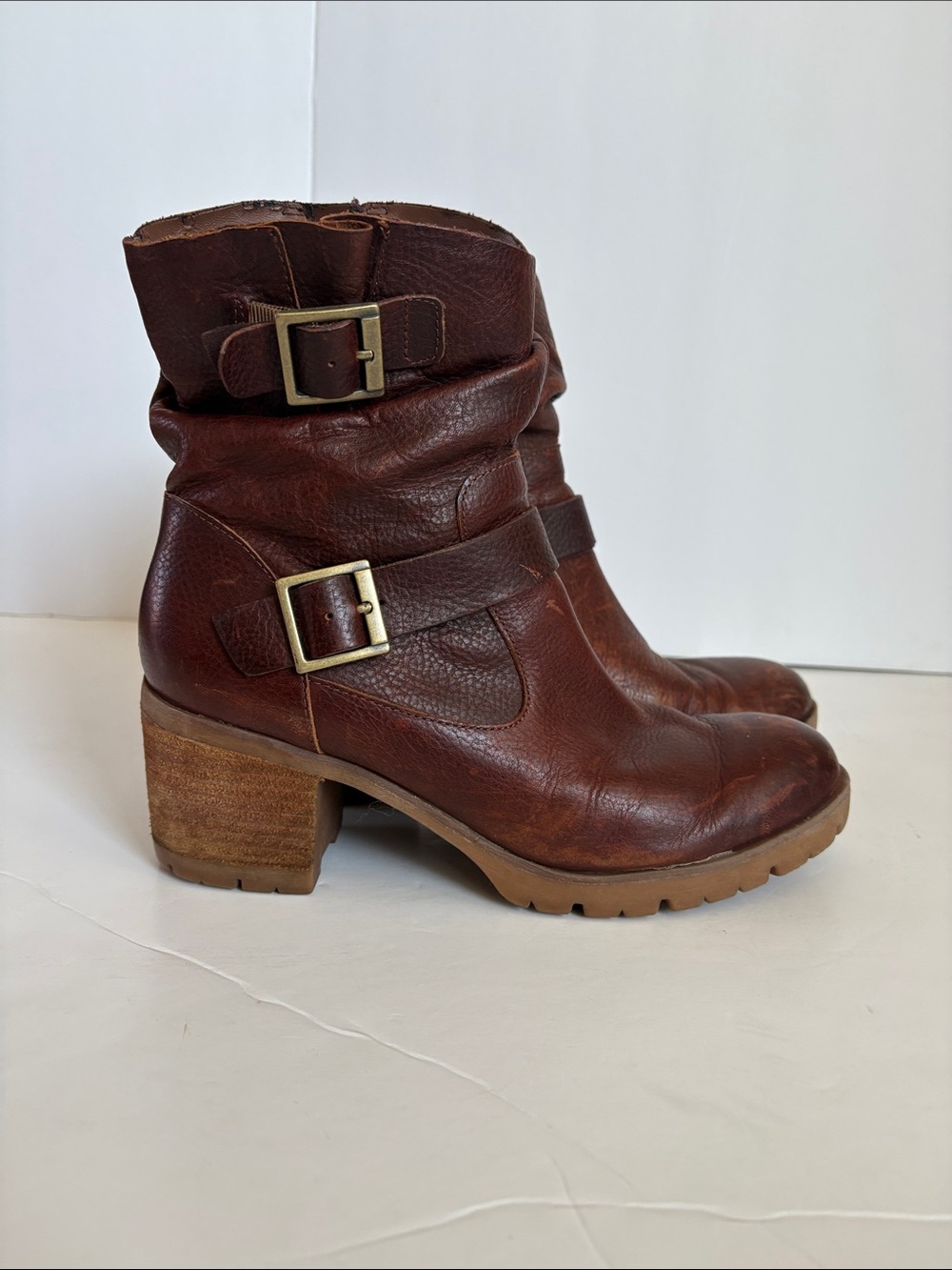 Korks burgundy brown ankle slouch leather moto boot gold hardware zip close